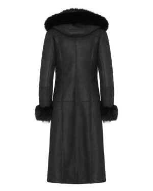 Czarny kożuch damski z kapturem i futrzanym wykończeniem na rękawach oraz dole, elegancki i ciepły