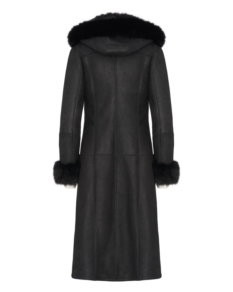 Czarny kożuch damski z kapturem i futrzanym wykończeniem na rękawach oraz dole, elegancki i ciepły