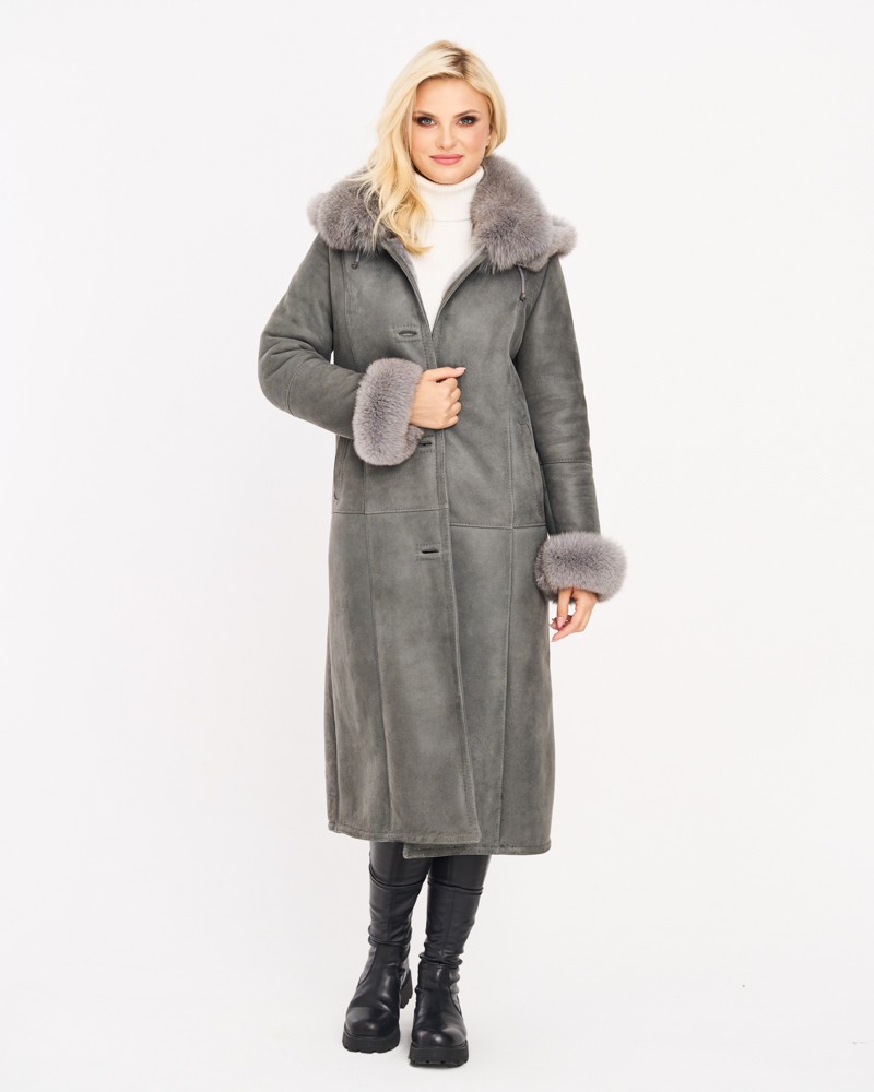 Kożuch damski w szarym kolorze z futrzanym kołnierzem i mankietami, zapinany na guziki