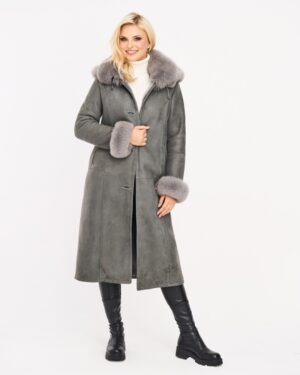 Kożuch damski w szarym kolorze z futrzanym kołnierzem i mankietami, z kieszeniami i klasycznym krojem
