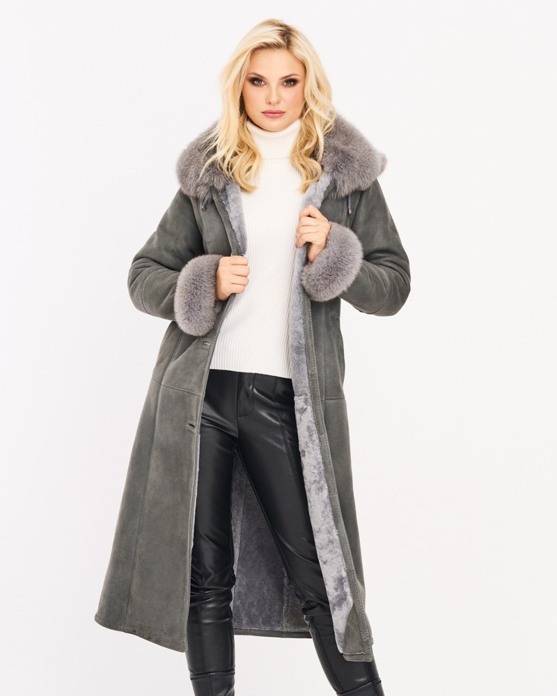 Kożuch damski w szarym kolorze z futrzanym kołnierzem i mankietami, długi krój, idealny na zimowe dni