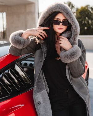 Kożuch damski w szarym kolorze z futrzanym kapturem i rękawami, idealny na zimowe dni