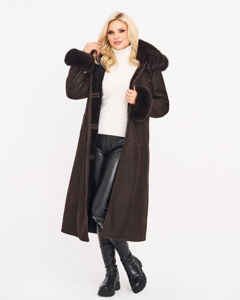 Kożuch damski w brązowym kolorze z futrzanym kołnierzem i długim krojem, idealny na zimowe dni