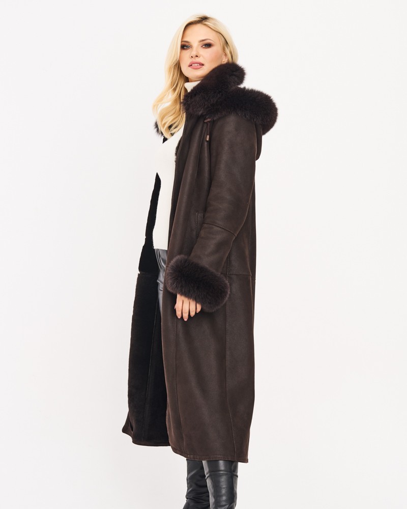 Kożuch damski w kolorze ciemnego brązu z futrzanym kołnierzem i rękawami, długi krój, idealny na zimę