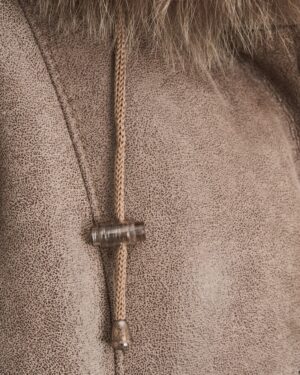kożuch damski w odcieniu beżu z futrzanym kołnierzem i sznurkiem do regulacji