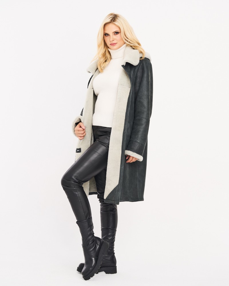 Kożuch damski w ciemnym odcieniu z szerokim kołnierzem i miękkim wykończeniem, idealny na zimowe dni