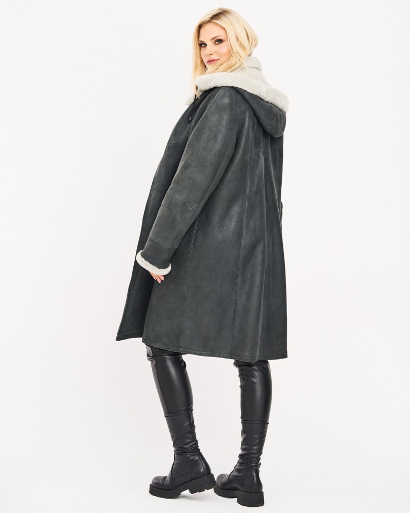 Kożuch damski w ciemnoszarym kolorze z kapturem i miękkim wykończeniem przy rękawach