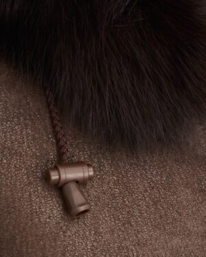 brązowy kożuch damski z futrzanym kołnierzem i ozdobnym zapięciem na sznurku