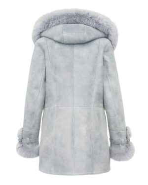 Kożuch damski w jasnoszarym kolorze z futrzanym kapturem i ozdobnymi mankietami