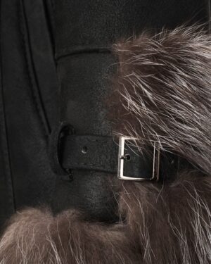 Czarny kożuch damski z futrzanym wykończeniem i skórzanym paskiem, idealny na zimowe dni