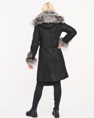 Czarny kożuch damski z futrzanym kołnierzem i mankietami, z kapturem i taliowanym krojem