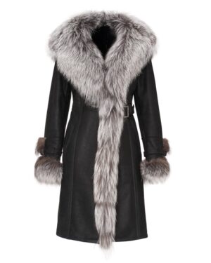 Elegancki kożuch damski w czarnym kolorze z szerokim futrzanym kołnierzem i paskiem w talii