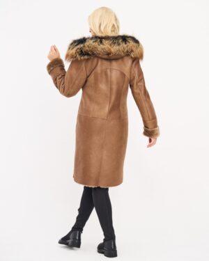 Kożuch damski w kolorze brązowym z futrzanym kołnierzem i mankietami, długi krój, idealny na zimowe dni