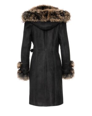Czarny kożuch damski z kapturem i futrzanym wykończeniem przy rękawach oraz kołnierzu