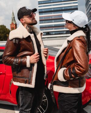 kożuch męski w brązowym kolorze z futrzanym kołnierzem i skórzanymi detalami