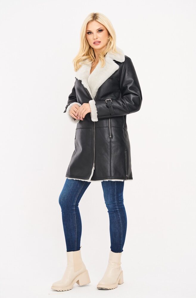 Kożuch damski z białym futrem przy kołnierzu, z zamkiem i kieszeniami, idealny na zimowe dni