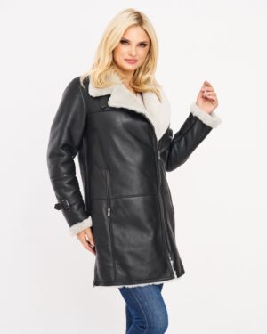 Kożuch damski czarny z futrzanym kołnierzem i rękawami, dopasowany krój z zamkiem błyskawicznym