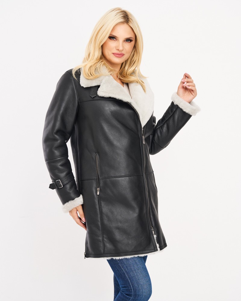 Kożuch damski czarny z futrzanym kołnierzem i rękawami, dopasowany krój z zamkiem błyskawicznym