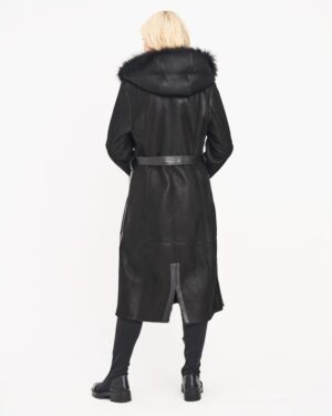 Czarny kożuch damski z kapturem, paskiem w talii i eleganckim wykończeniem na plecach