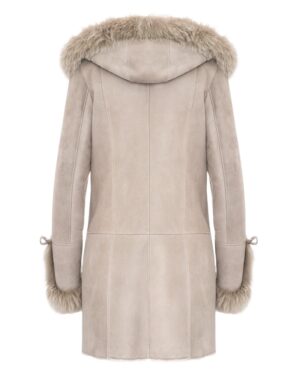 Kożuch damski w jasnym odcieniu z kapturem i futrzanym wykończeniem przy rękawach