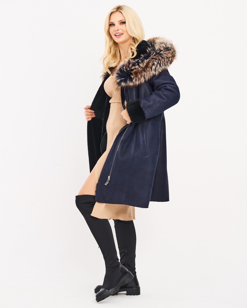 Kożuch damski w kolorze granatowym z futrzanym kapturem i zapięciem na zamek, idealny na zimowe dni