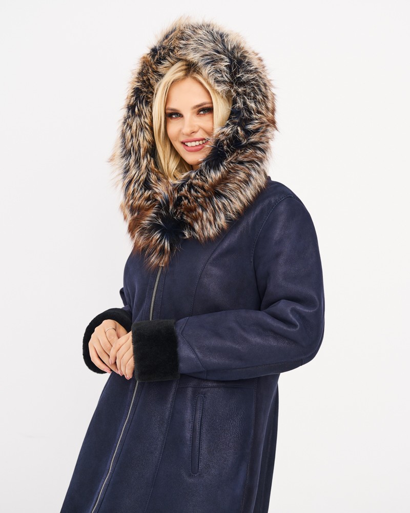 Kożuch damski w kolorze granatowym z futrzanym kapturem i miękkimi mankietami z wełny