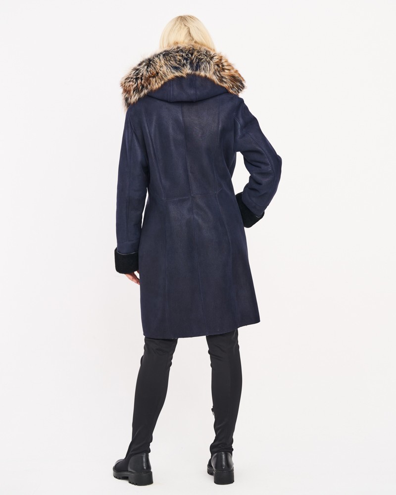 Kożuch damski w granatowym kolorze z futrzanym kapturem i eleganckimi rękawami z mankietami