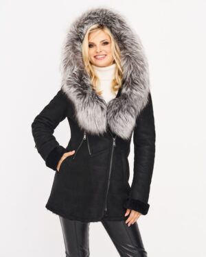 Czarny kożuch damski z dużym, szarym futrzanym kapturem i zapięciem na zamek błyskawiczny