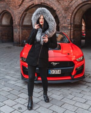 Kożuch damski z futrzanym kapturem, dopasowany krój, idealna na zimowe dni