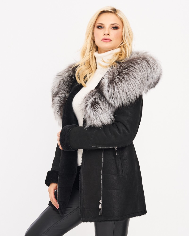 Czarny kożuch damski z futrzanym kołnierzem, zapinany na zamek, z długimi rękawami i kieszeniami bocznymi