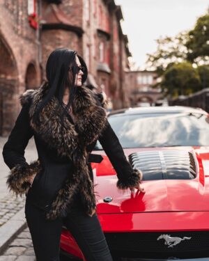 Kożuch damski z futrzanym kołnierzem, czarny, dopasowany krój, stylowe detale na rękawach