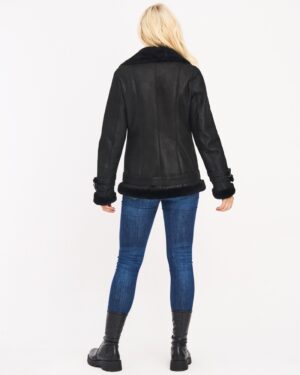 Czarny kożuch damski z futrzanym kołnierzem i mankietami, idealna na zimowe dni