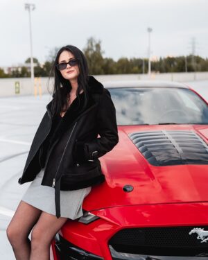 Czarny kożuch damski z kapturem, zapięcie na zamek, miękka tkanina, idealny na zimowe dni