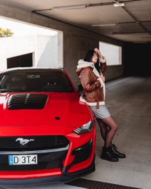 kożuch damski w kolorze brązowym z białym futrem, z kapturem i zapięciem na guziki