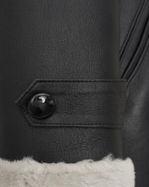 Kożuch damski czarny z futrzanym kołnierzem i ozdobnym guzikiem przy rękawie