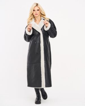 Czarny kożuch damski z szerokim kołnierzem, guziki, futrzane wykończenie i długim krojem
