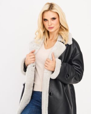 Czarny kożuch damski z szarym futrzanym kołnierzem, luźny krój, guziki, idealny na zimowe dni