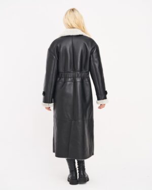 Kożuch damski z futrzanym kołnierzem i paskiem w talii, długi krój z eleganckimi detalami