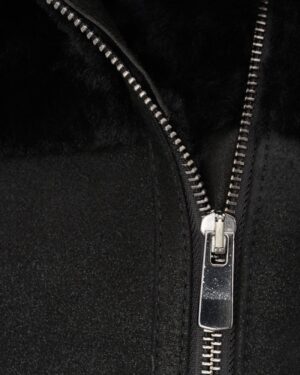 Czarny kożuch damski z miękkim futrem, z zamkiem błyskawicznym i eleganckim wykończeniem przy kołnierzu