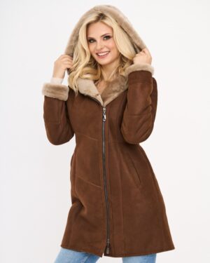 Kożuch damski w brązowym kolorze z kapturem i miękkim kołnierzem, zapinany na zamek, z kieszeniami bocznymi