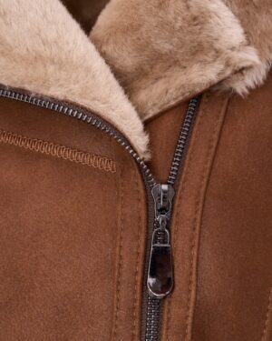 Kożuch damski w kolorze brązowym z miękkim futrzanym kołnierzem i metalowym zamkiem błyskawicznym