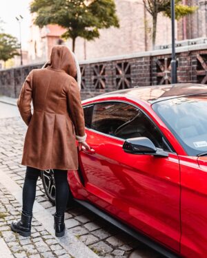 Kożuch damski w kolorze brązowym z kapturem i futrzanym wykończeniem, idealny na zimowe dni