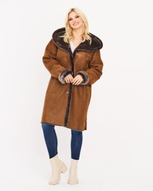 Kożuch damski w ciepłym brązowym kolorze z dużym futrzanym kołnierzem i guzikami z przodu