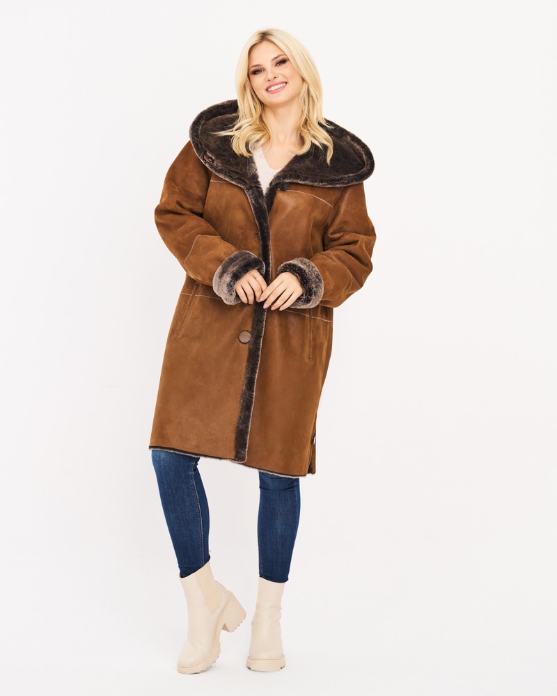 Kożuch damski w ciepłym brązowym kolorze z dużym futrzanym kołnierzem i guzikami z przodu
