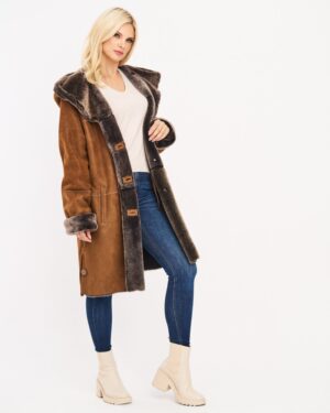 Kożuch damski w brązowym kolorze z szerokim kołnierzem i guzikami, idealny na zimowe dni