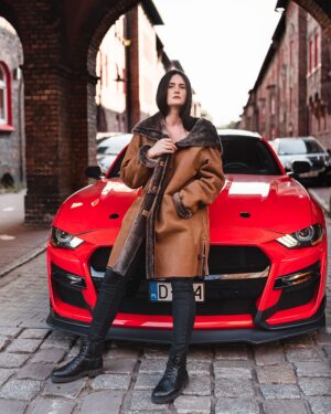 Kożuch damski w kolorze brązowym z szerokim kołnierzem i paskiem, idealny na zimowe dni