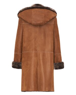 Kożuch damski w kolorze brązowym z kapturem i futrzanym wykończeniem rękawów