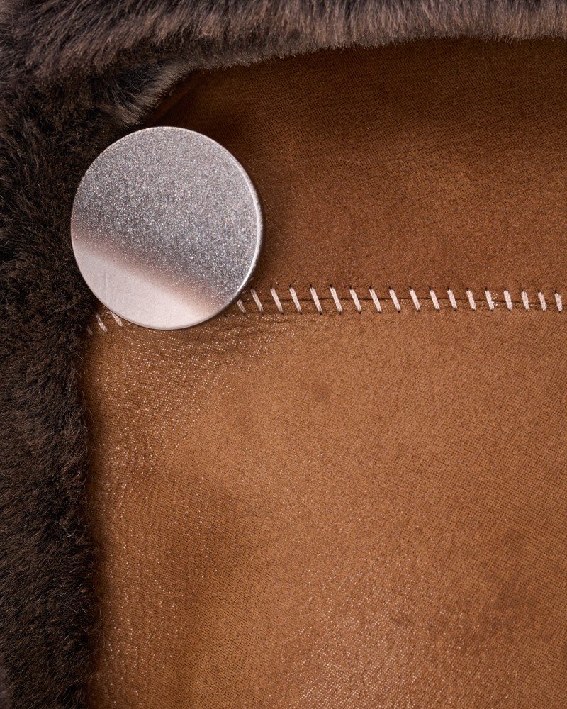 Kożuch damski w odcieniu brązu z metalowym guzikiem i miękkim futrzanym kołnierzem