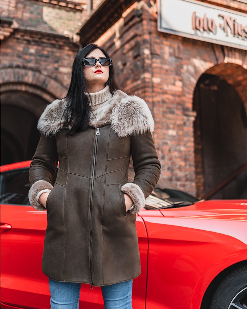 Kożuch damski w kolorze oliwkowym z futrzanym kołnierzem i kieszeniami na suwak