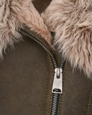 Kożuch damski w kolorze oliwkowym z futrzanym kołnierzem i metalowym zamkiem błyskawicznym